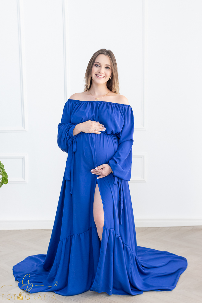 Ensaio de gestante Geovana. Sessão de fotos em estúdio. Fotografo em Londrina especializado em ensaios de gestantes. Momento registrado pela fotografa Giscellayne - Gy Fotografia.