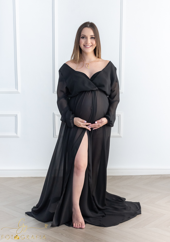 Ensaio de gestante Geovana. Sessão de fotos em estúdio. Fotografo em Londrina especializado em ensaios de gestantes. Momento registrado pela fotografa Giscellayne - Gy Fotografia.