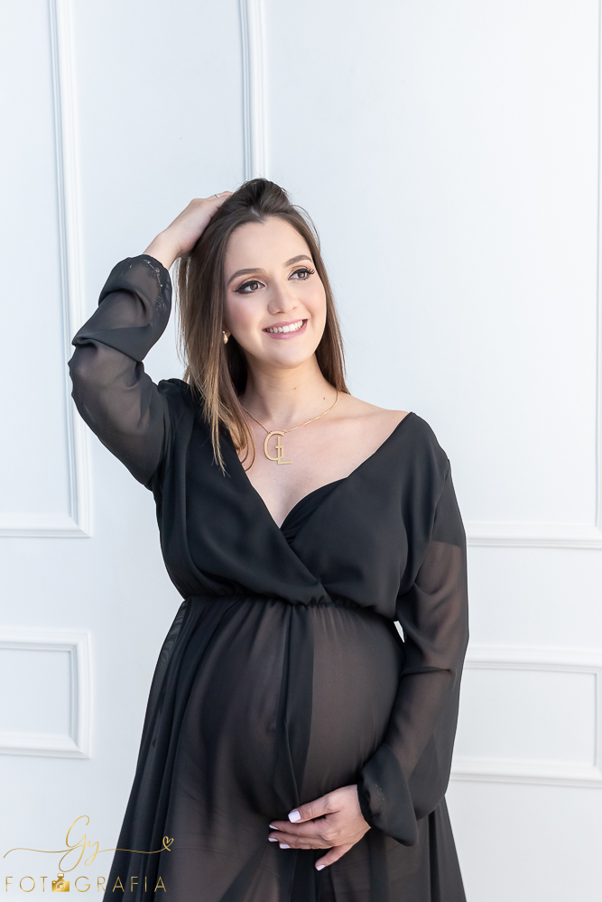 Ensaio de gestante Geovana. Sessão de fotos em estúdio. Fotografo em Londrina especializado em ensaios de gestantes. Momento registrado pela fotografa Giscellayne - Gy Fotografia.