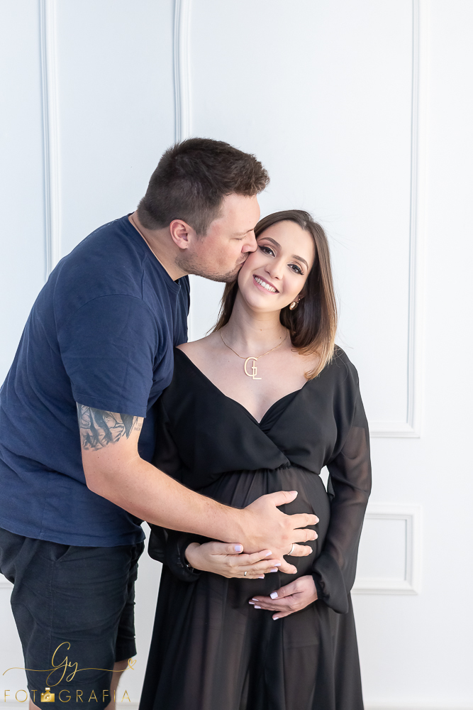 Ensaio de gestante Geovana. Sessão de fotos em estúdio. Fotografo em Londrina especializado em ensaios de gestantes. Momento registrado pela fotografa Giscellayne - Gy Fotografia.