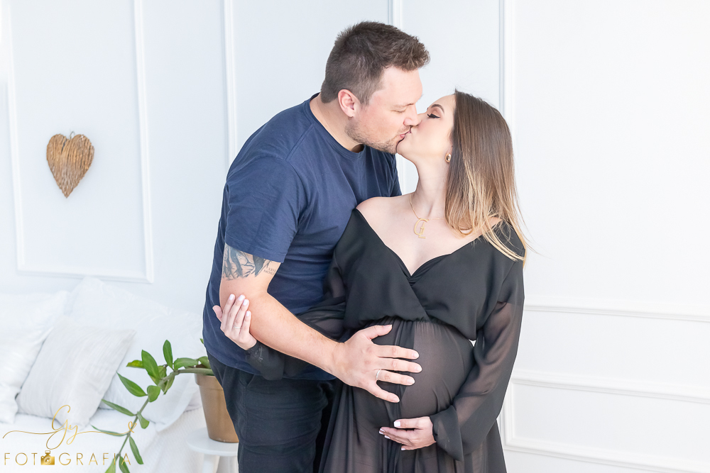 Ensaio de gestante Geovana. Sessão de fotos em estúdio. Fotografo em Londrina especializado em ensaios de gestantes. Momento registrado pela fotografa Giscellayne - Gy Fotografia.