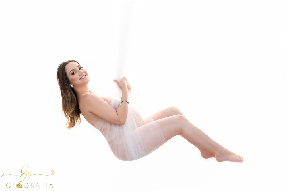 Ensaio de gestante Geovana. Sessão de fotos em estúdio. Fotografo em Londrina especializado em ensaios de gestantes. Momento registrado pela fotografa Giscellayne - Gy Fotografia.