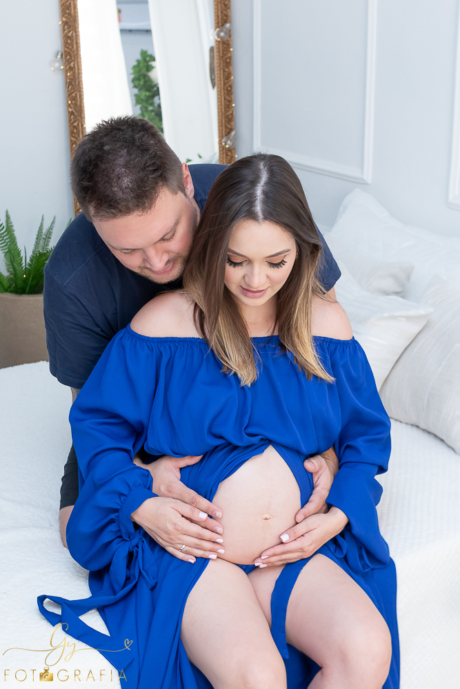 Ensaio de gestante Geovana. Sessão de fotos em estúdio. Fotografo em Londrina especializado em ensaios de gestantes. Momento registrado pela fotografa Giscellayne - Gy Fotografia.