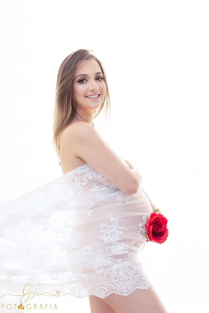 Ensaio de gestante Geovana. Sessão de fotos em estúdio. Fotografo em Londrina especializado em ensaios de gestantes. Momento registrado pela fotografa Giscellayne - Gy Fotografia.