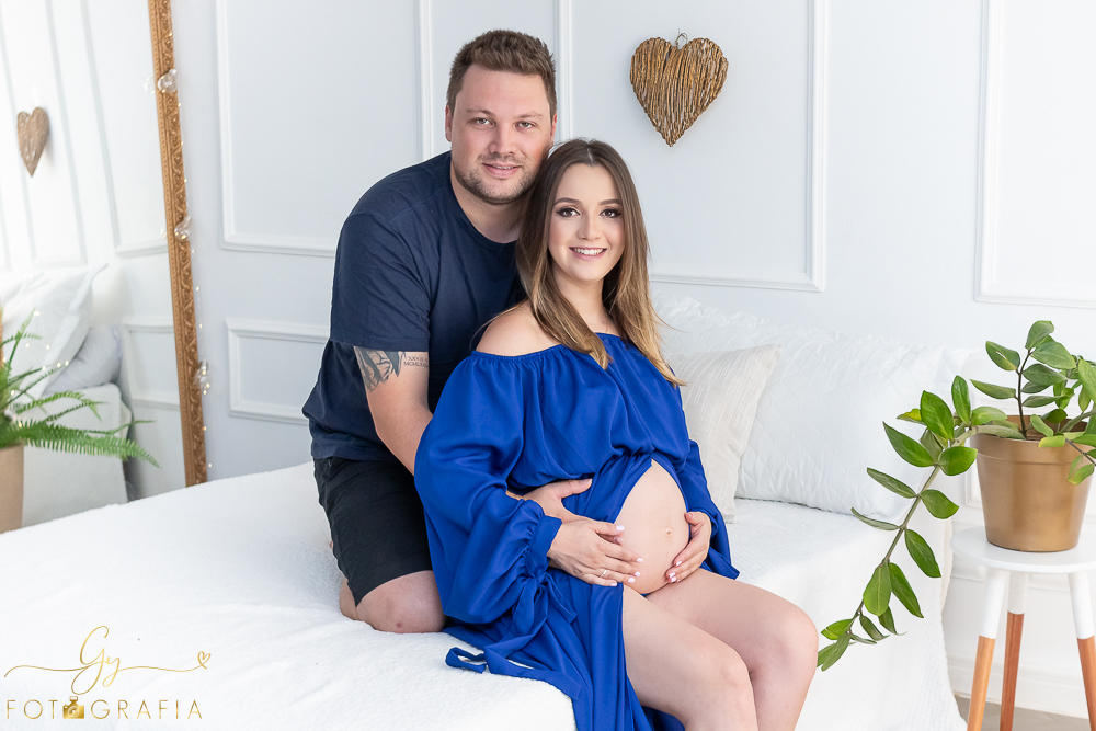 Ensaio de gestante Geovana. Sessão de fotos em estúdio. Fotografo em Londrina especializado em ensaios de gestantes. Momento registrado pela fotografa Giscellayne - Gy Fotografia.