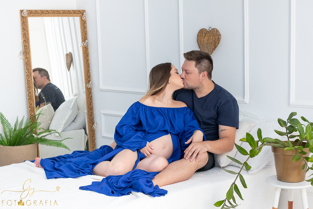 Ensaio de gestante Geovana. Sessão de fotos em estúdio. Fotografo em Londrina especializado em ensaios de gestantes. Momento registrado pela fotografa Giscellayne - Gy Fotografia.