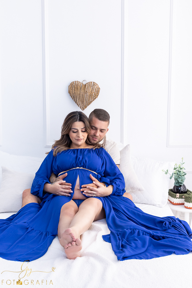 Ensaio de gestante Bruna. Sessão de fotos em estúdio. Fotografo em Londrina especializado em ensaios de gestantes. Momento registrado pela fotografa Giscellayne - Gy Fotografia.