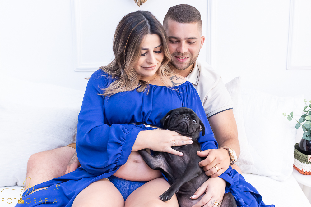 Ensaio de gestante Bruna. Sessão de fotos em estúdio. Fotografo em Londrina especializado em ensaios de gestantes. Momento registrado pela fotografa Giscellayne - Gy Fotografia.