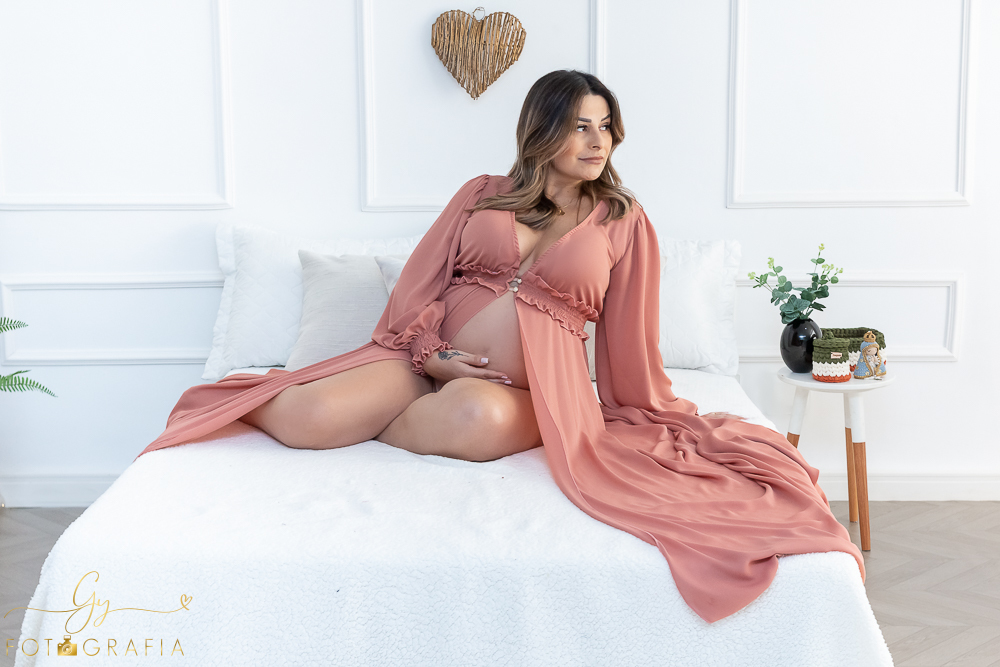 Ensaio de gestante Bruna. Sessão de fotos em estúdio. Fotografo em Londrina especializado em ensaios de gestantes. Momento registrado pela fotografa Giscellayne - Gy Fotografia.