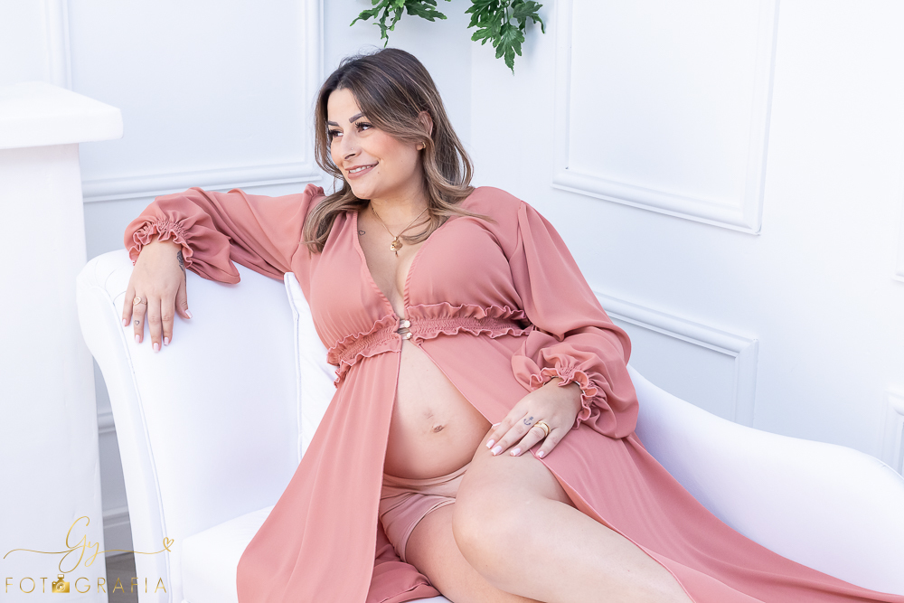 Ensaio de gestante Bruna. Sessão de fotos em estúdio. Fotografo em Londrina especializado em ensaios de gestantes. Momento registrado pela fotografa Giscellayne - Gy Fotografia.