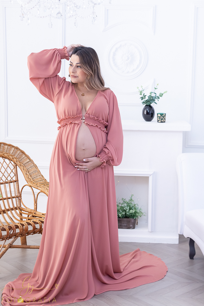 Ensaio de gestante Bruna. Sessão de fotos em estúdio. Fotografo em Londrina especializado em ensaios de gestantes. Momento registrado pela fotografa Giscellayne - Gy Fotografia.