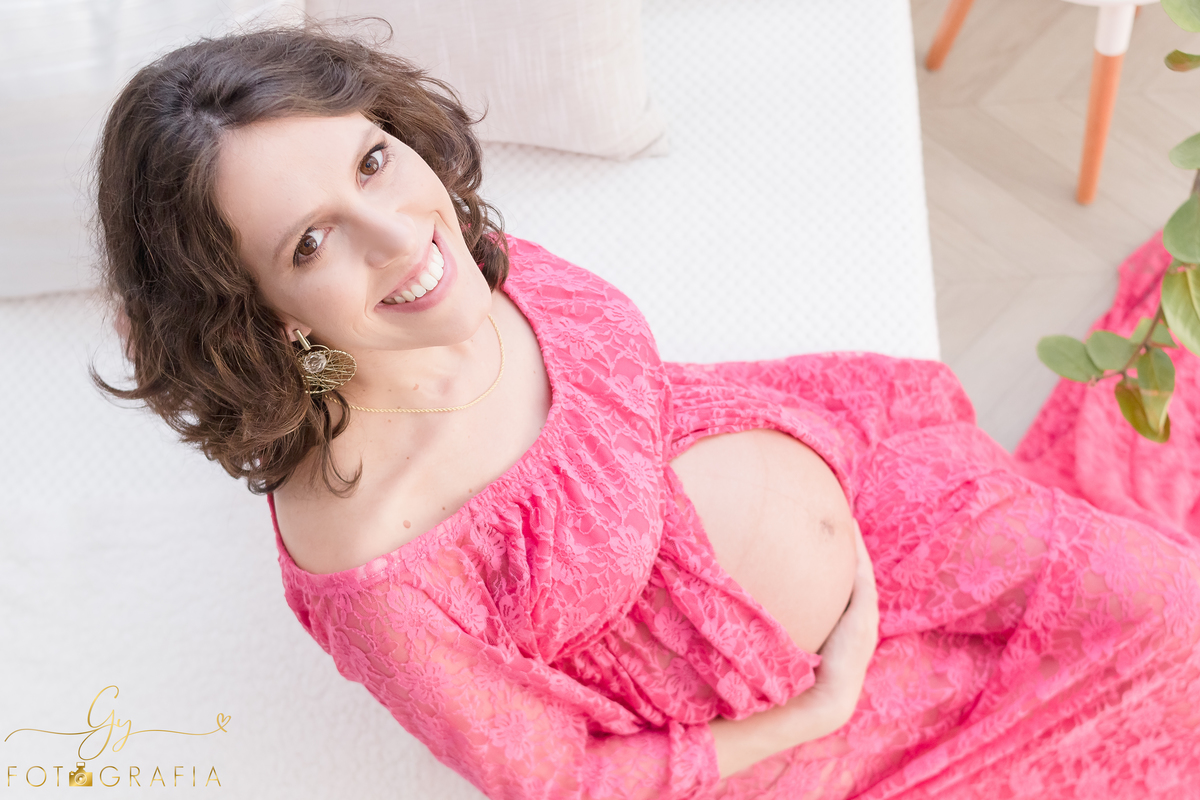 Ensaio de gestante Maria Carolina. Sessão de fotos em estúdio. Fotografo em Londrina especializado em ensaios de gestantes. Momento registrado pela fotografa Giscellayne - Gy Fotografia.