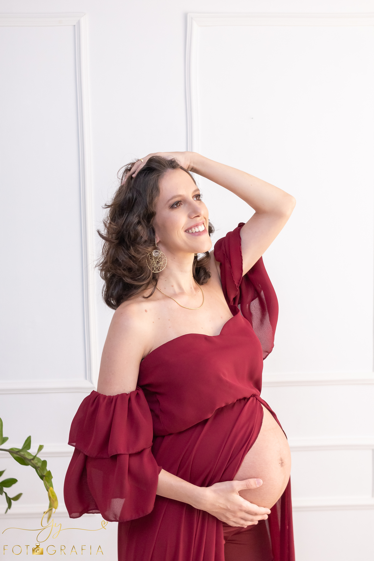 Ensaio de gestante Maria Carolina. Sessão de fotos em estúdio. Fotografo em Londrina especializado em ensaios de gestantes. Momento registrado pela fotografa Giscellayne - Gy Fotografia.