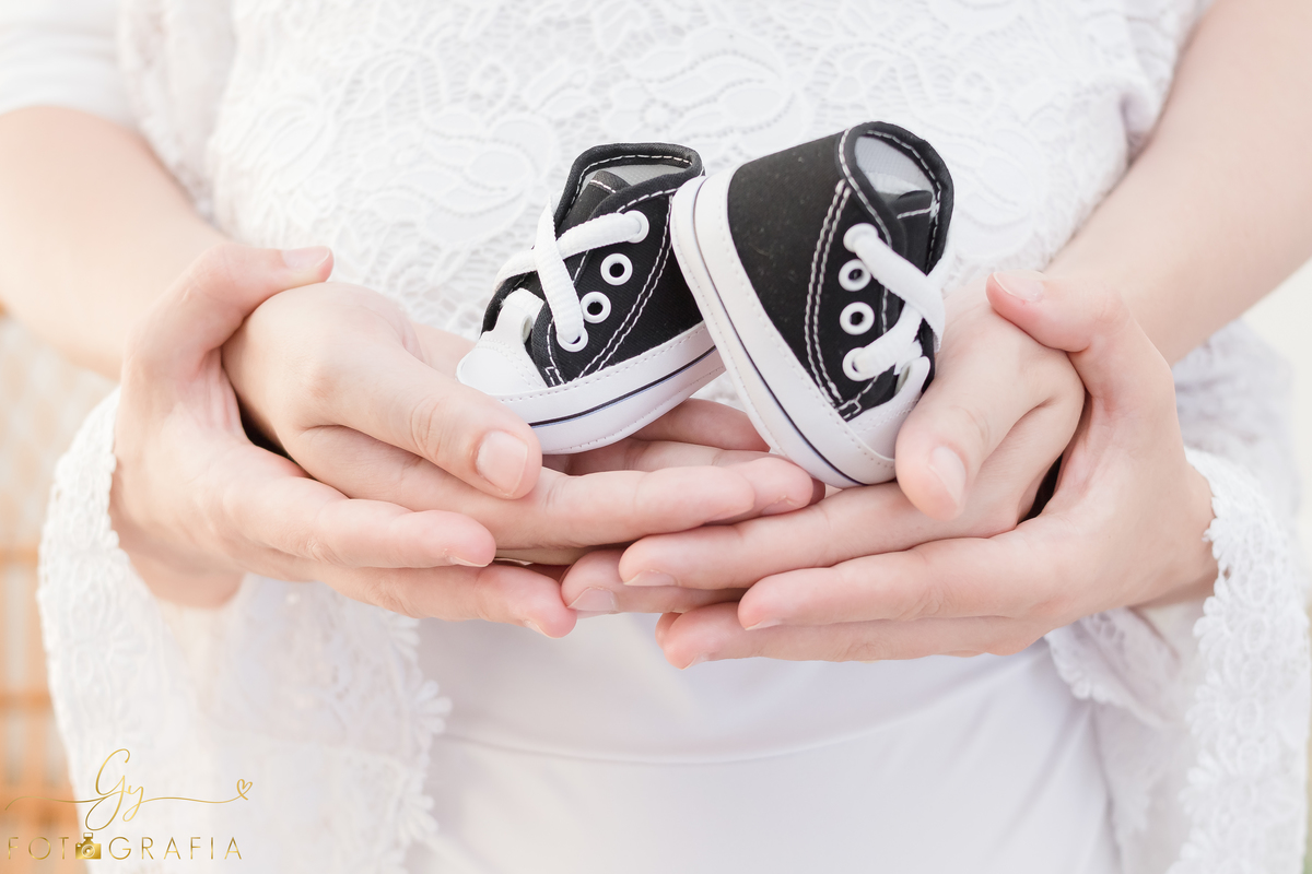 Ensaio de gestante Maria Carolina. Sessão de fotos em estúdio. Fotografo em Londrina especializado em ensaios de gestantes. Momento registrado pela fotografa Giscellayne - Gy Fotografia.