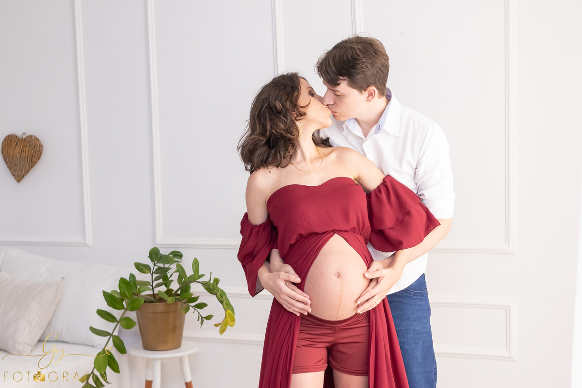 Ensaio de gestante Maria Carolina. Sessão de fotos em estúdio. Fotografo em Londrina especializado em ensaios de gestantes. Momento registrado pela fotografa Giscellayne - Gy Fotografia.