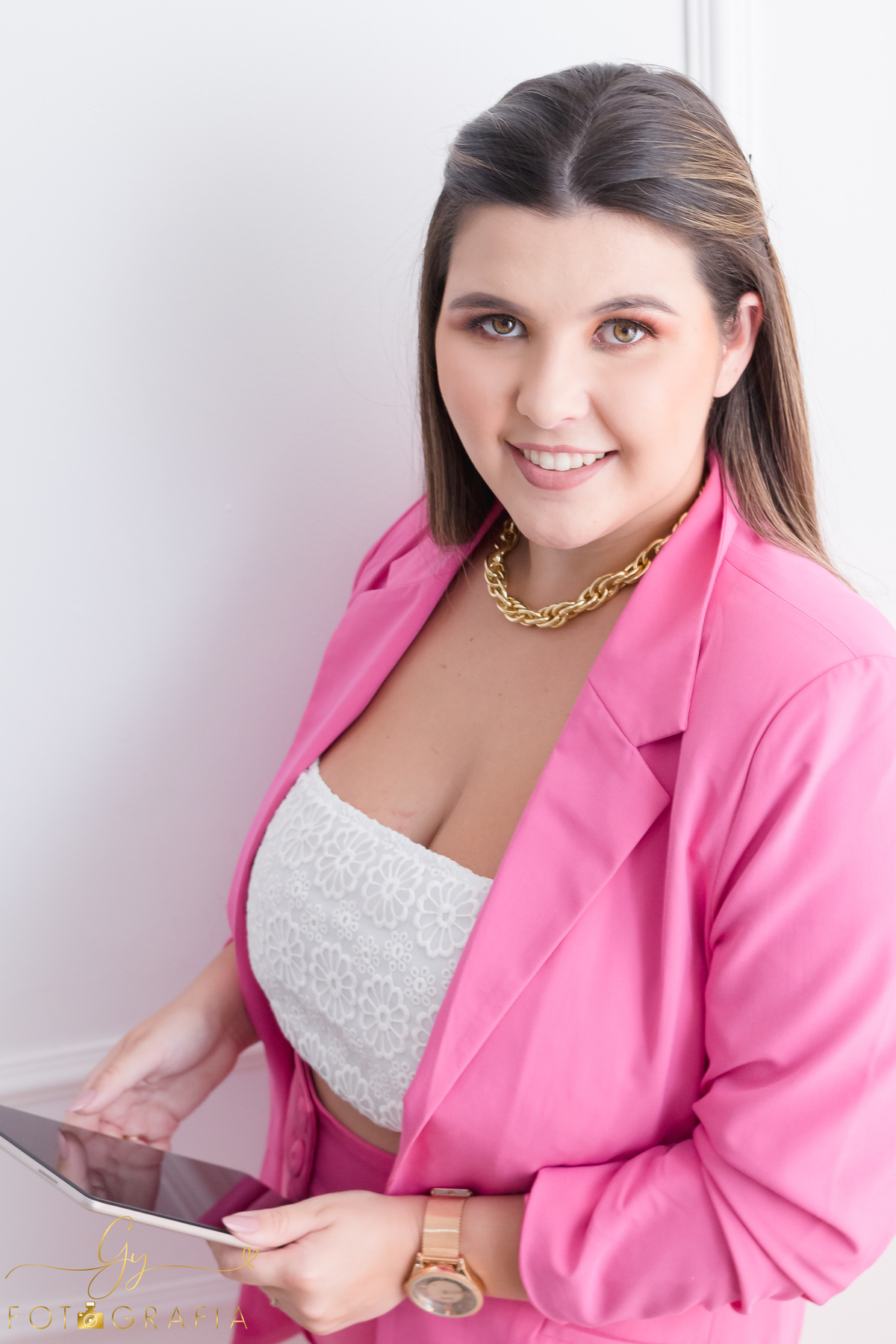 Ensaio corporativo, Gabriela, credibilidade e confiança para seu consumidor final. Fotografa em Londrina especializada em ensaios femininos. Fotografo em Londrina. Momento registrado pela fotografa Giscellayne - Gy fotografia