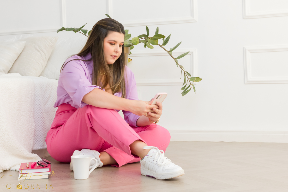 Ensaio corporativo, Gabriela, credibilidade e confiança para seu consumidor final. Fotografa em Londrina especializada em ensaios femininos. Fotografo em Londrina. Momento registrado pela fotografa Giscellayne - Gy fotografia