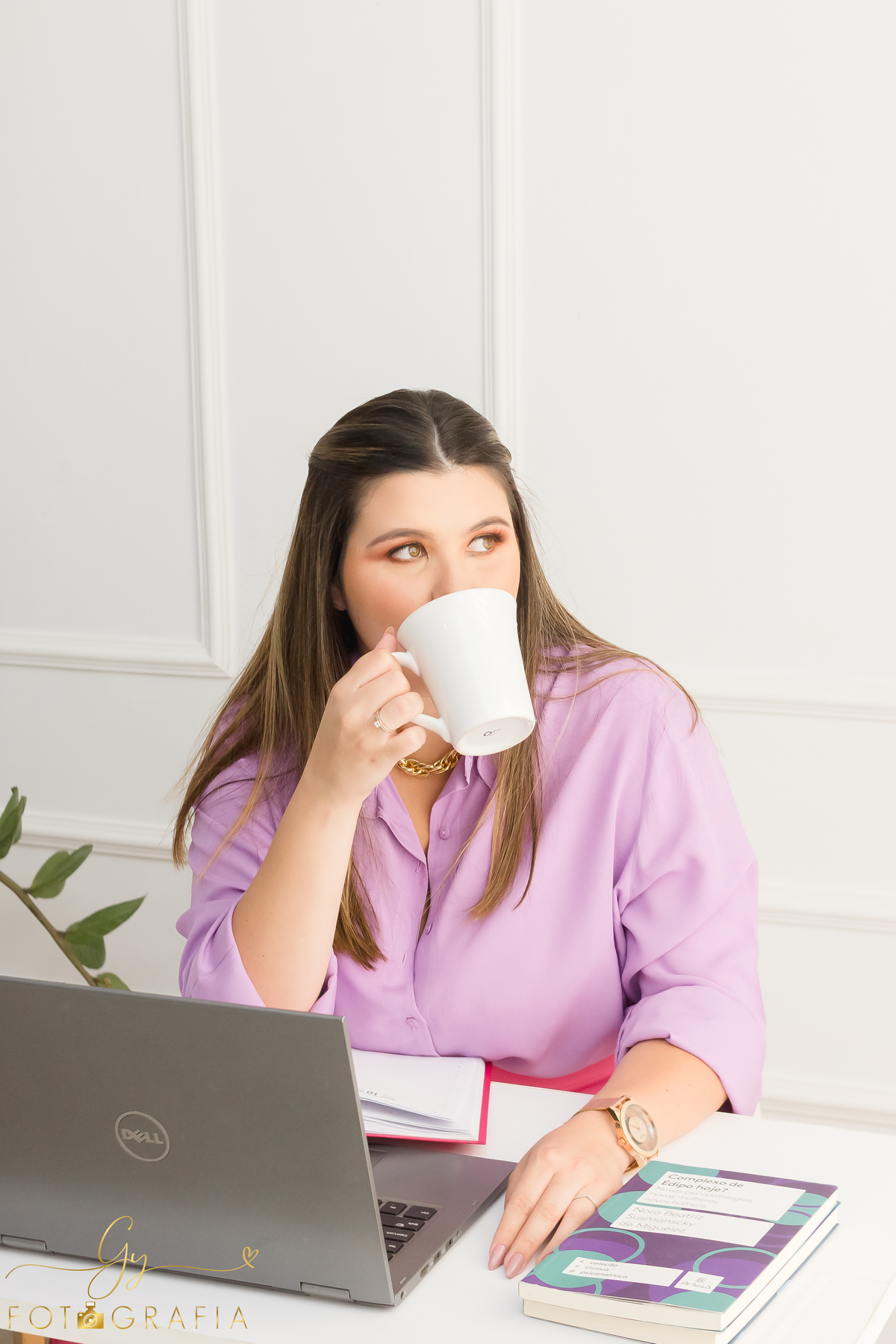 Ensaio corporativo, Gabriela, credibilidade e confiança para seu consumidor final. Fotografa em Londrina especializada em ensaios femininos. Fotografo em Londrina. Momento registrado pela fotografa Giscellayne - Gy fotografia