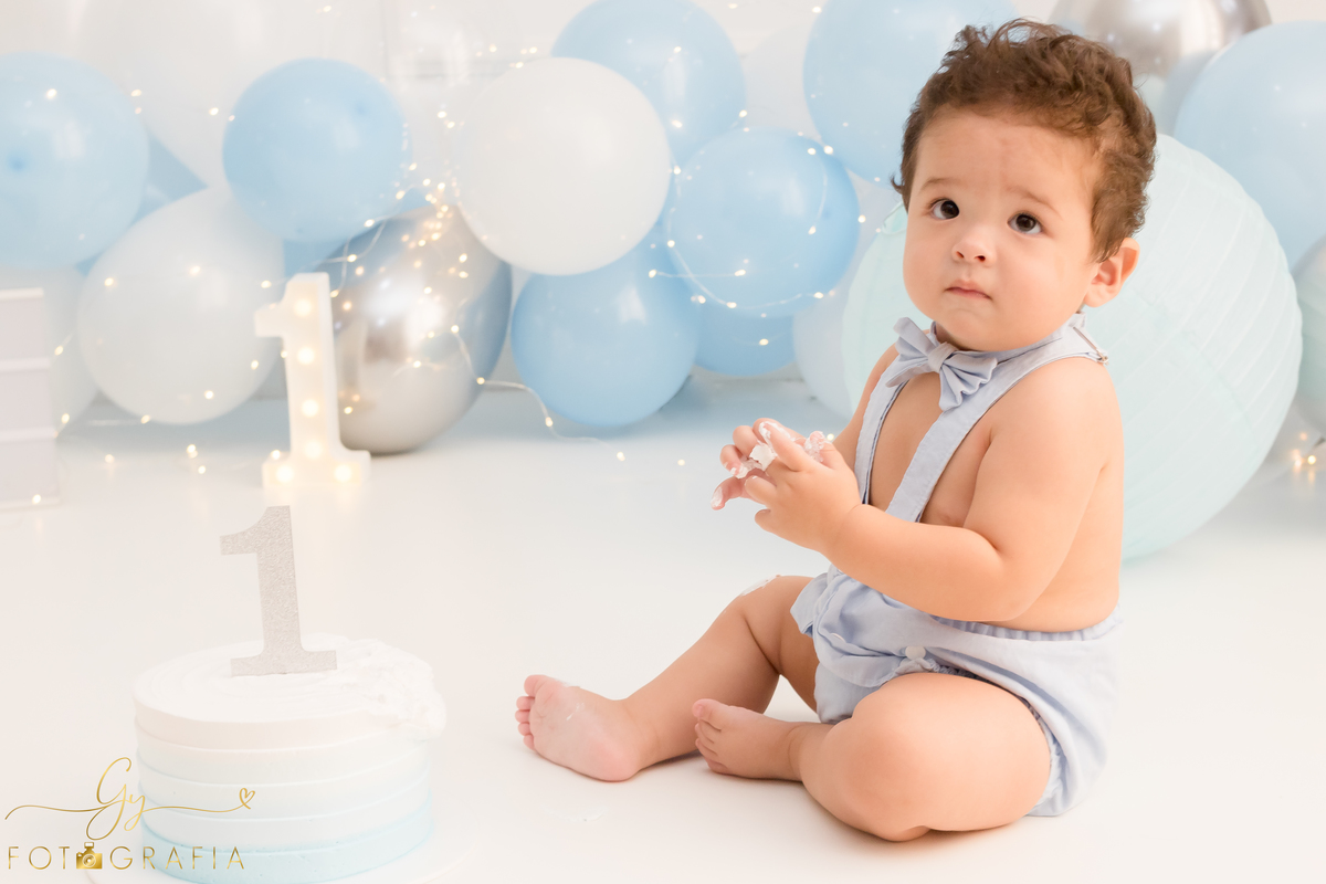 Smash the cake Léo, ensaio em estúdio. Fotógrafo em londrina especializado em ensaios de bebês e crianças. Momento registrado pela fotógrafa Giscellayne - Gy Fotografia 