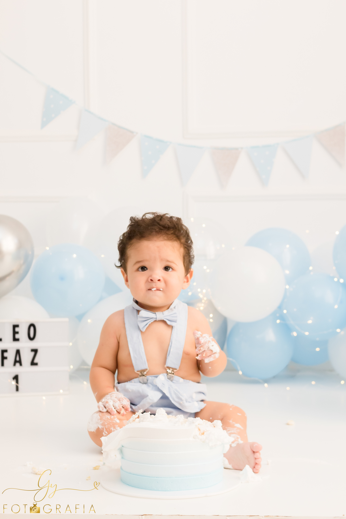 Smash the cake Léo, ensaio em estúdio. Fotógrafo em londrina especializado em ensaios de bebês e crianças. Momento registrado pela fotógrafa Giscellayne - Gy Fotografia 