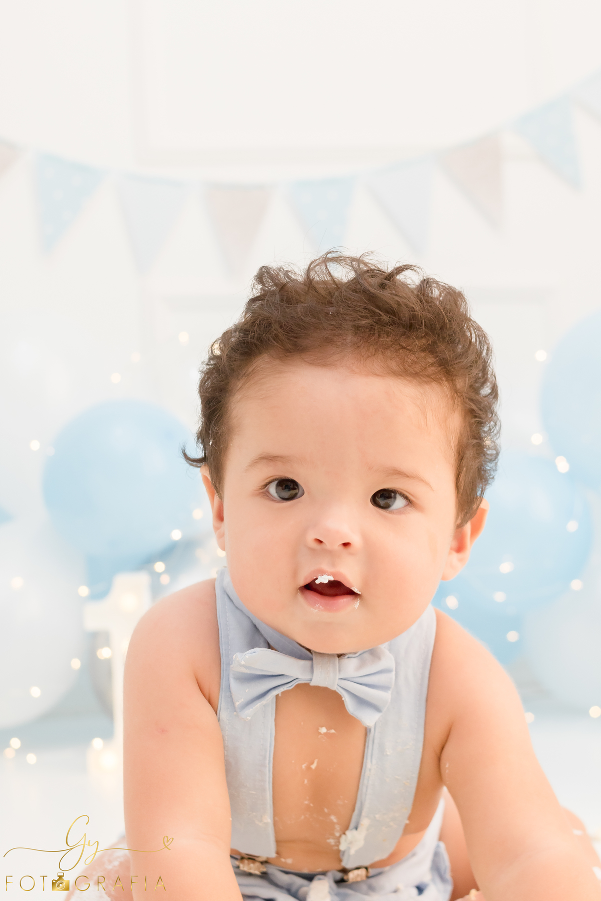Smash the cake Léo, ensaio em estúdio. Fotógrafo em londrina especializado em ensaios de bebês e crianças. Momento registrado pela fotógrafa Giscellayne - Gy Fotografia 