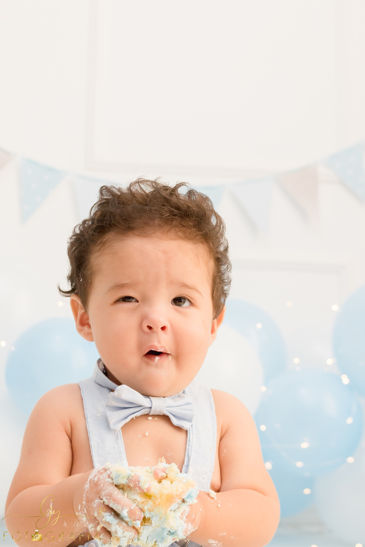 Smash the cake Léo, ensaio em estúdio. Fotógrafo em londrina especializado em ensaios de bebês e crianças. Momento registrado pela fotógrafa Giscellayne - Gy Fotografia 