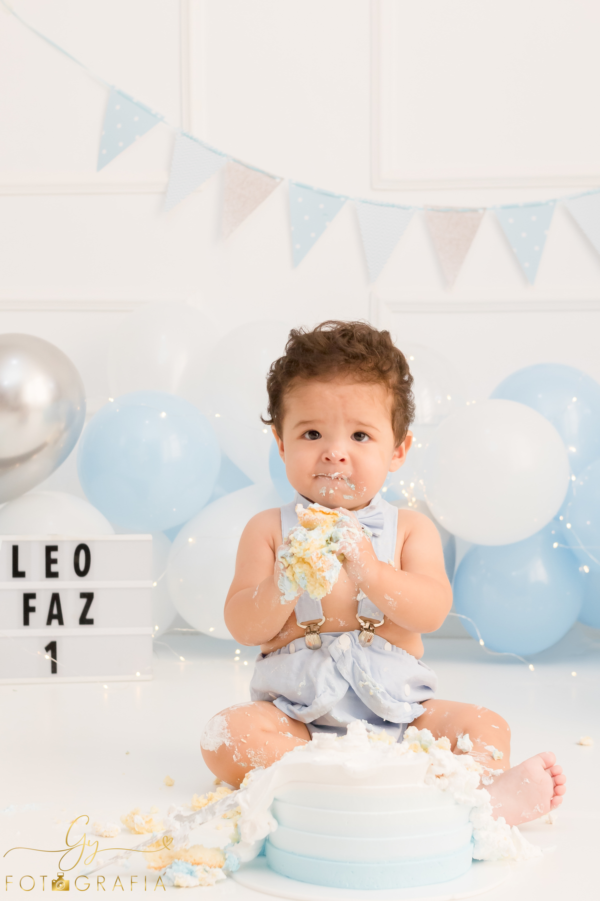 Smash the cake Léo, ensaio em estúdio. Fotógrafo em londrina especializado em ensaios de bebês e crianças. Momento registrado pela fotógrafa Giscellayne - Gy Fotografia 