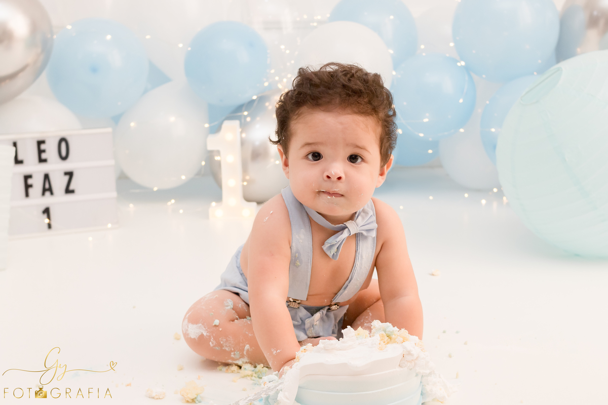 Smash the cake Léo, ensaio em estúdio. Fotógrafo em londrina especializado em ensaios de bebês e crianças. Momento registrado pela fotógrafa Giscellayne - Gy Fotografia 