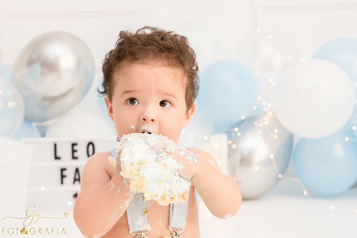 Smash the cake Léo, ensaio em estúdio. Fotógrafo em londrina especializado em ensaios de bebês e crianças. Momento registrado pela fotógrafa Giscellayne - Gy Fotografia 