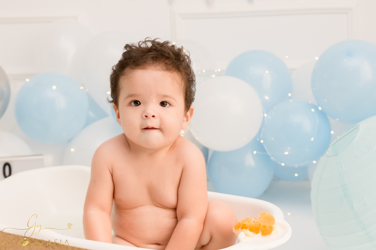 Smash the cake Léo, ensaio em estúdio. Fotógrafo em londrina especializado em ensaios de bebês e crianças. Momento registrado pela fotógrafa Giscellayne - Gy Fotografia 