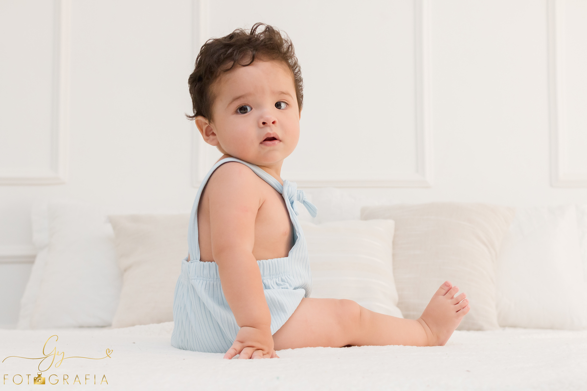 Smash the cake Léo, ensaio em estúdio. Fotógrafo em londrina especializado em ensaios de bebês e crianças. Momento registrado pela fotógrafa Giscellayne - Gy Fotografia 