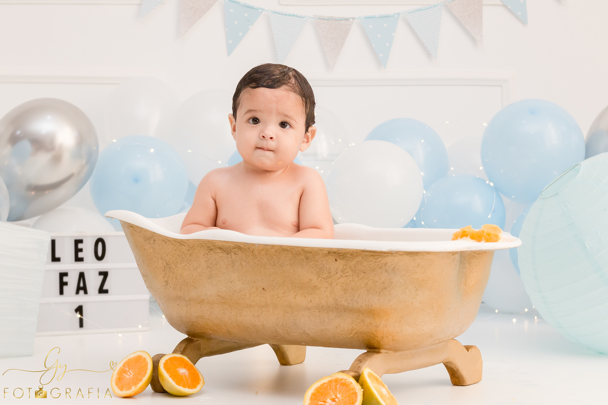 Smash the cake Léo, ensaio em estúdio. Fotógrafo em londrina especializado em ensaios de bebês e crianças. Momento registrado pela fotógrafa Giscellayne - Gy Fotografia 