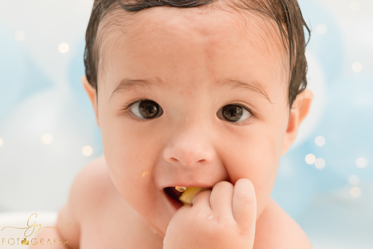Smash the cake Léo, ensaio em estúdio. Fotógrafo em londrina especializado em ensaios de bebês e crianças. Momento registrado pela fotógrafa Giscellayne - Gy Fotografia 