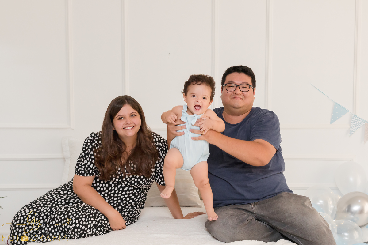 Smash the cake Léo, ensaio em estúdio. Fotógrafo em londrina especializado em ensaios de bebês e crianças. Momento registrado pela fotógrafa Giscellayne - Gy Fotografia 