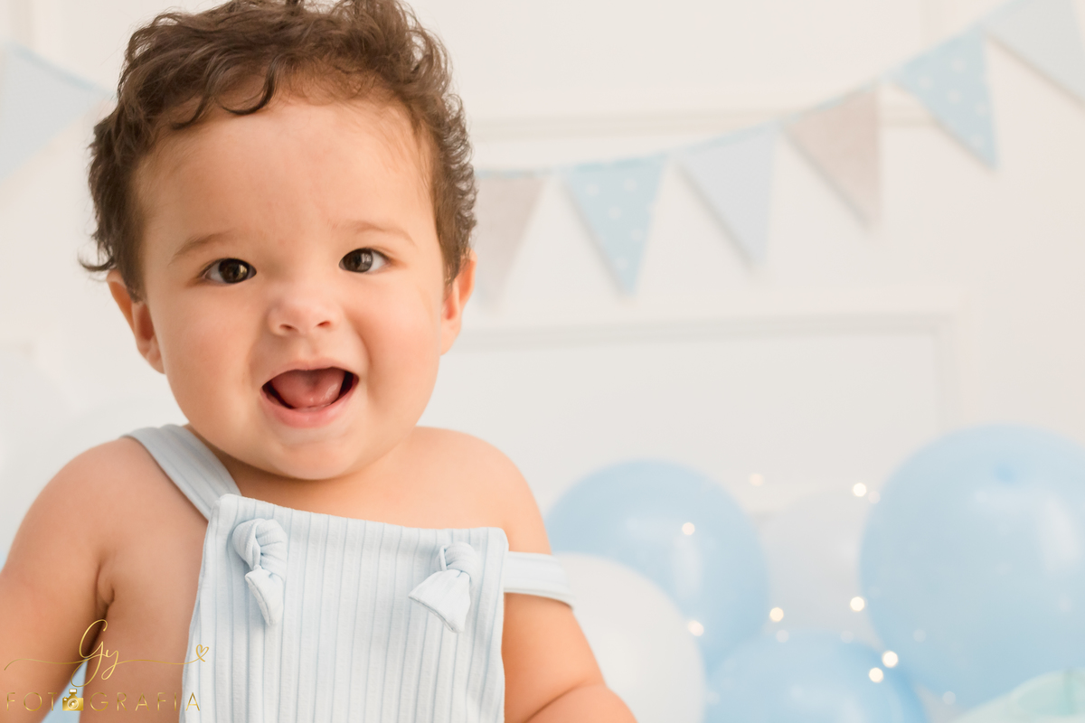 Smash the cake Léo, ensaio em estúdio. Fotógrafo em londrina especializado em ensaios de bebês e crianças. Momento registrado pela fotógrafa Giscellayne - Gy Fotografia 