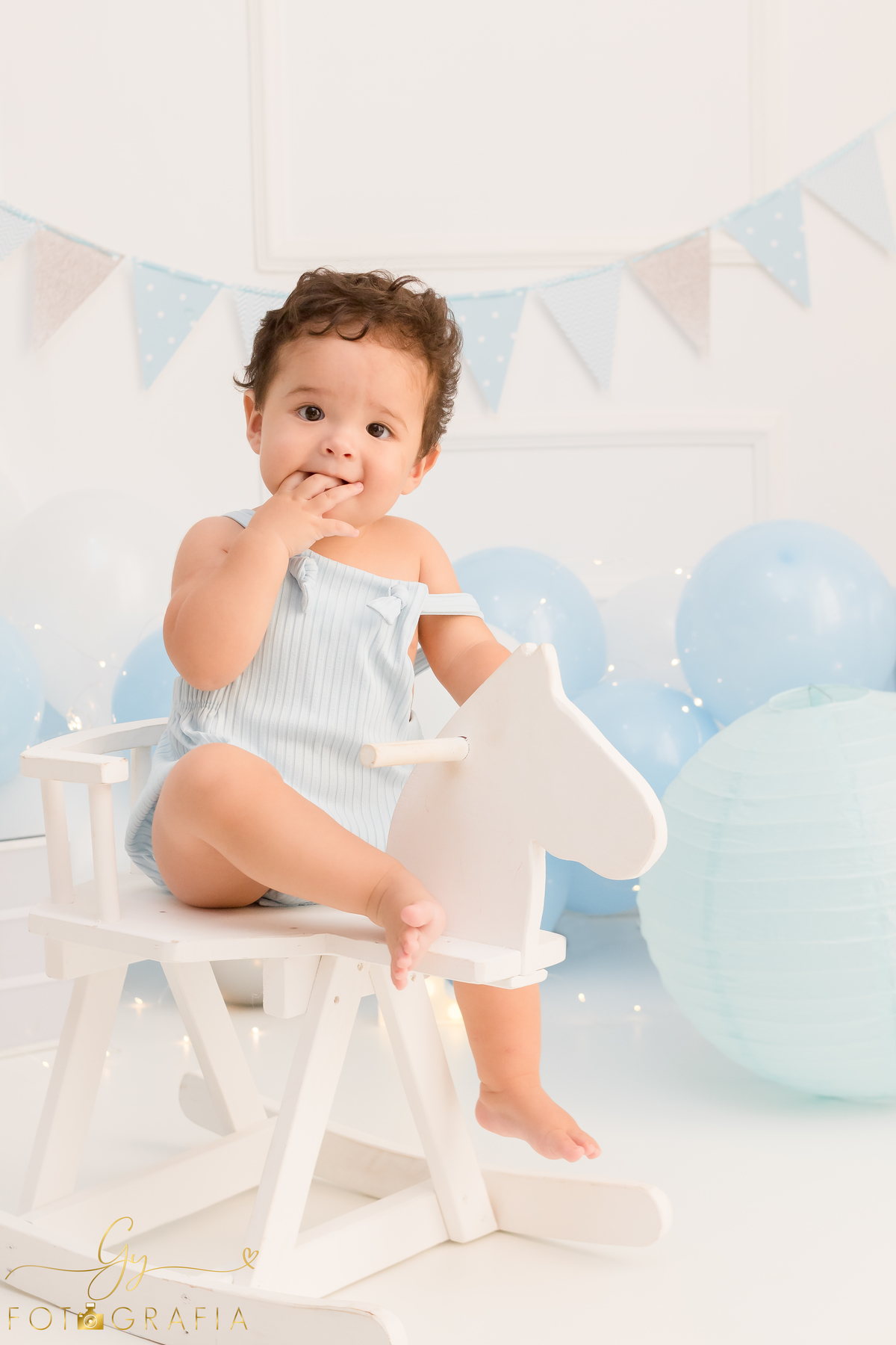 Smash the cake Léo, ensaio em estúdio. Fotógrafo em londrina especializado em ensaios de bebês e crianças. Momento registrado pela fotógrafa Giscellayne - Gy Fotografia 