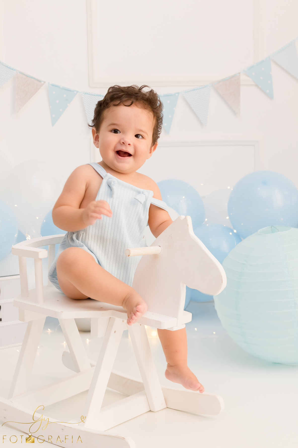 Smash the cake Léo, ensaio em estúdio. Fotógrafo em londrina especializado em ensaios de bebês e crianças. Momento registrado pela fotógrafa Giscellayne - Gy Fotografia 