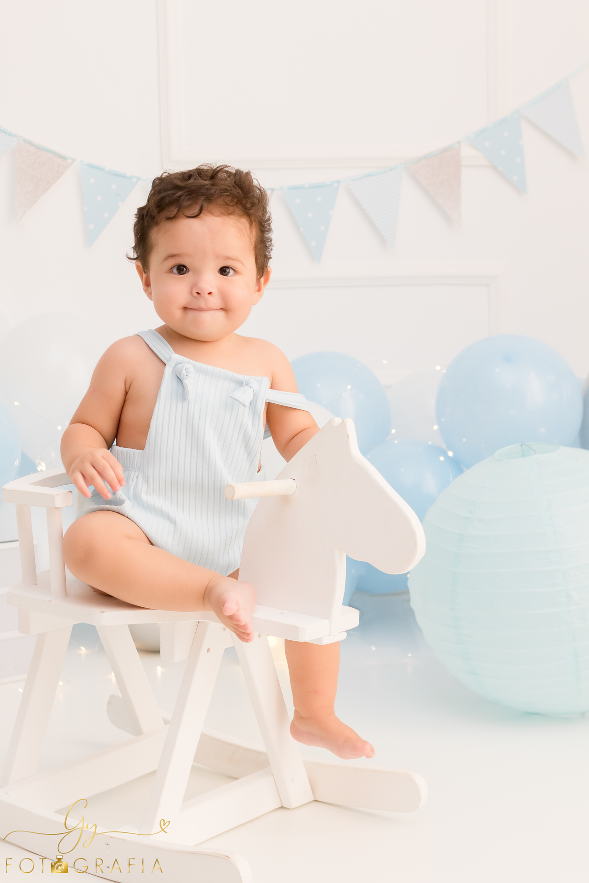 Smash the cake Léo, ensaio em estúdio. Fotógrafo em londrina especializado em ensaios de bebês e crianças. Momento registrado pela fotógrafa Giscellayne - Gy Fotografia 