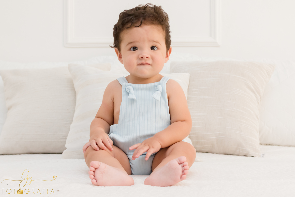 Smash the cake Léo, ensaio em estúdio. Fotógrafo em londrina especializado em ensaios de bebês e crianças. Momento registrado pela fotógrafa Giscellayne - Gy Fotografia 