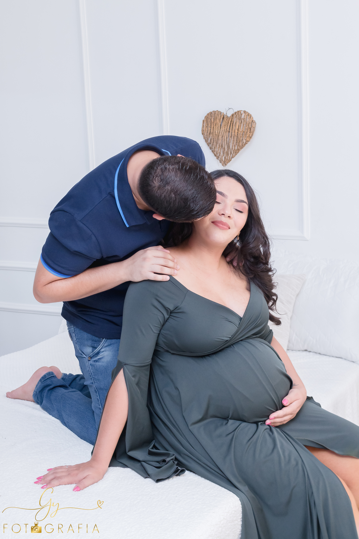 Ensaio de gestante Maria Carolina. Sessão de fotos em estúdio. Fotografo em Londrina especializado em ensaios de gestantes. Momento registrado pela fotografa Giscellayne - Gy Fotografia.