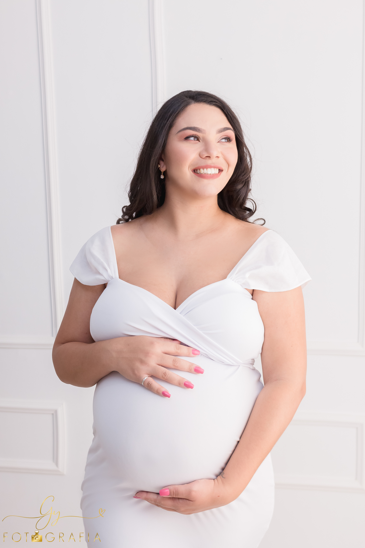 Ensaio de gestante Maria Carolina. Sessão de fotos em estúdio. Fotografo em Londrina especializado em ensaios de gestantes. Momento registrado pela fotografa Giscellayne - Gy Fotografia.