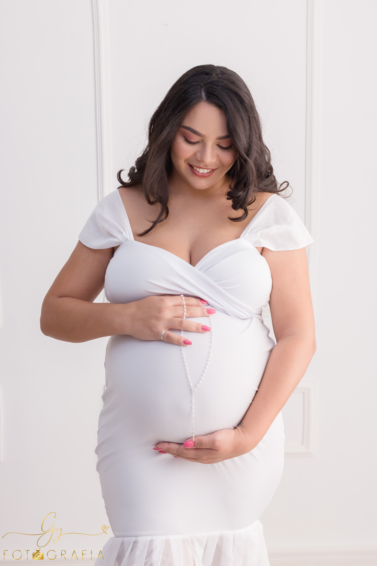 Ensaio de gestante Maria Carolina. Sessão de fotos em estúdio. Fotografo em Londrina especializado em ensaios de gestantes. Momento registrado pela fotografa Giscellayne - Gy Fotografia.