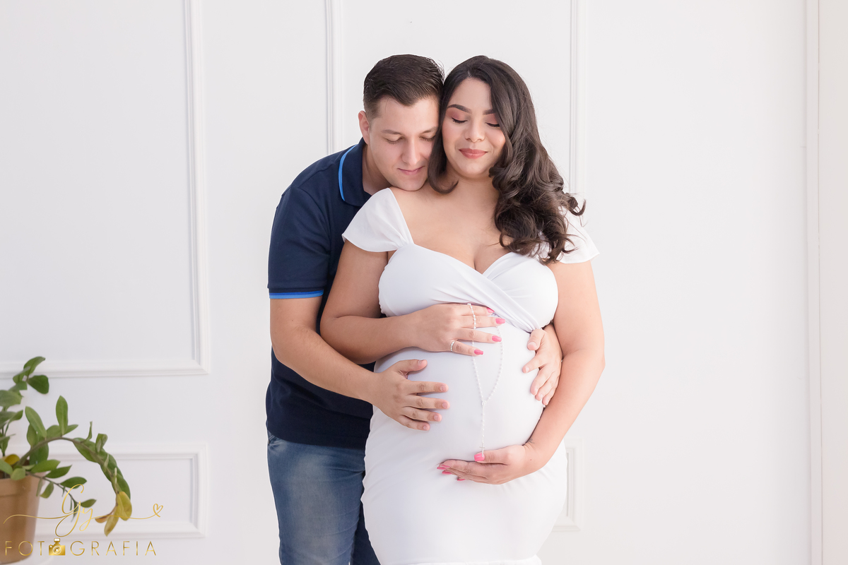 Ensaio de gestante Maria Carolina. Sessão de fotos em estúdio. Fotografo em Londrina especializado em ensaios de gestantes. Momento registrado pela fotografa Giscellayne - Gy Fotografia.