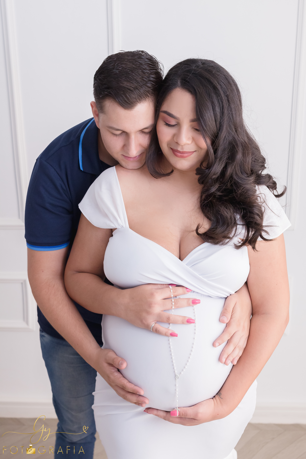 Ensaio de gestante Maria Carolina. Sessão de fotos em estúdio. Fotografo em Londrina especializado em ensaios de gestantes. Momento registrado pela fotografa Giscellayne - Gy Fotografia.