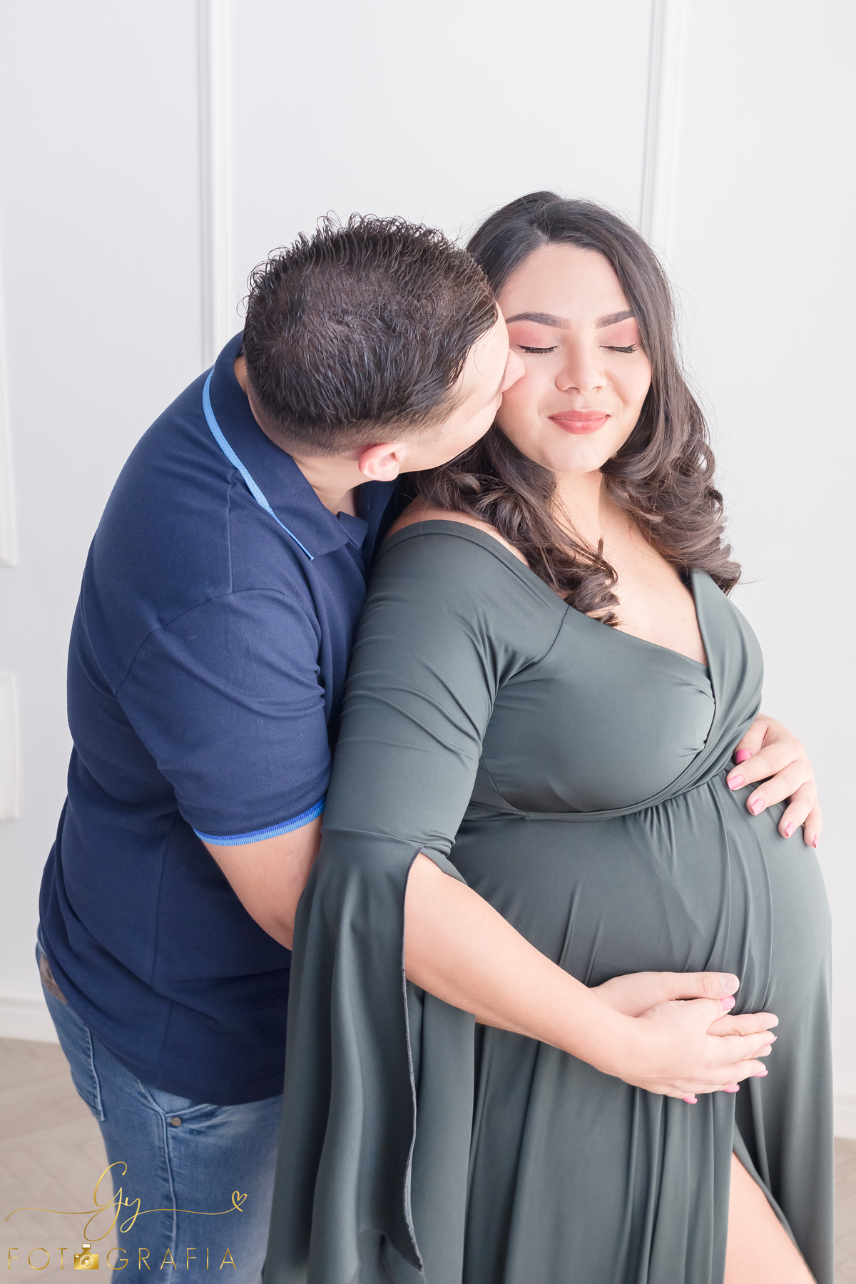 Ensaio de gestante Maria Carolina. Sessão de fotos em estúdio. Fotografo em Londrina especializado em ensaios de gestantes. Momento registrado pela fotografa Giscellayne - Gy Fotografia.
