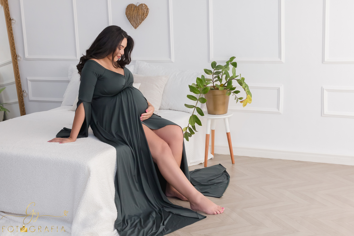 Ensaio de gestante Maria Carolina. Sessão de fotos em estúdio. Fotografo em Londrina especializado em ensaios de gestantes. Momento registrado pela fotografa Giscellayne - Gy Fotografia.