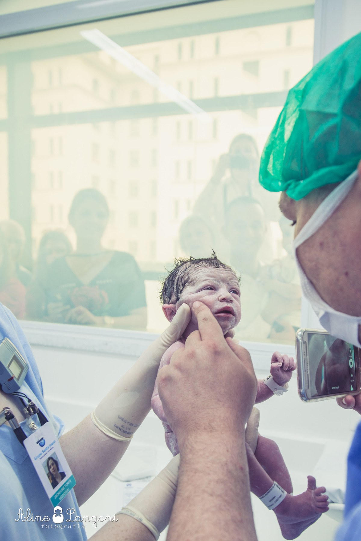 pai vê filho recém nascido pela primeira vez