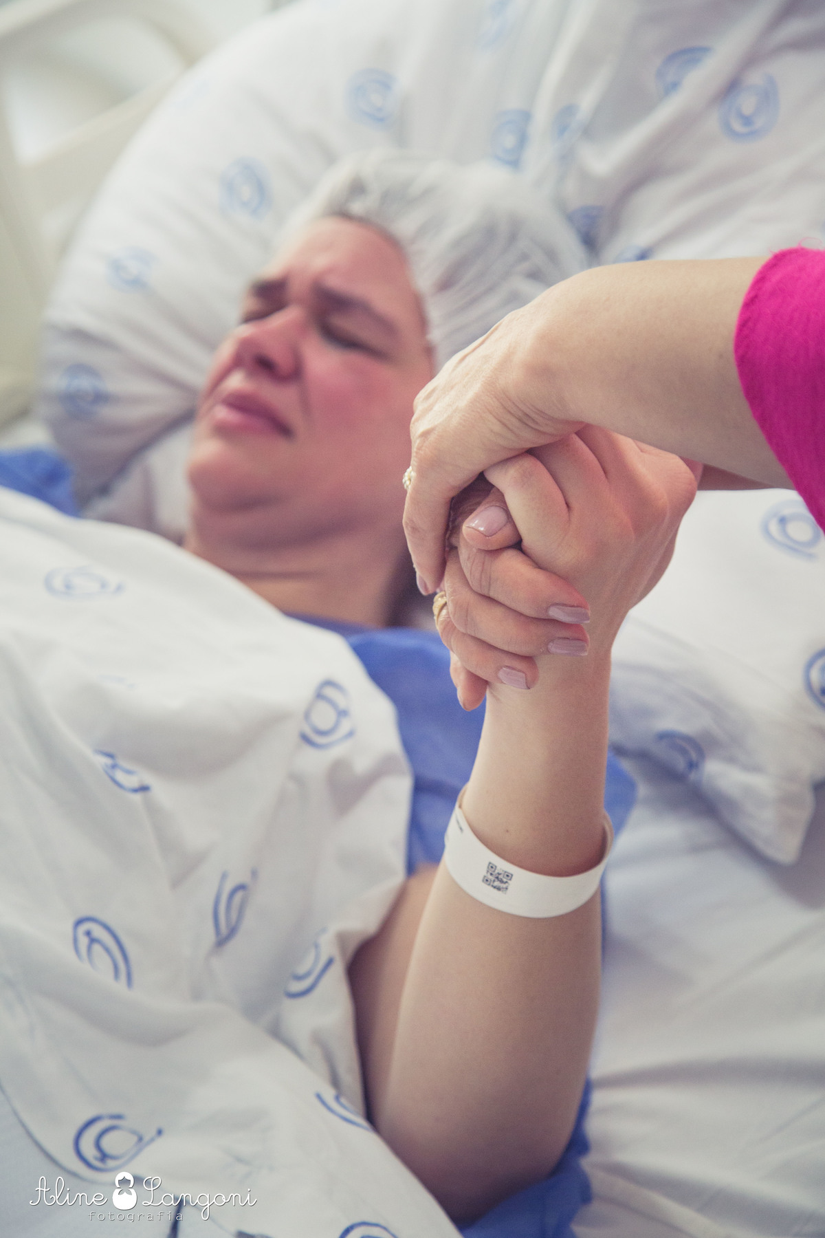 mãe segurando mão da filha antes do parto