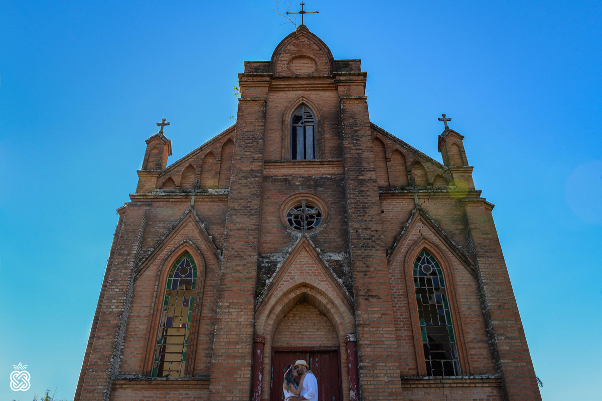 galia, igreja abandonada