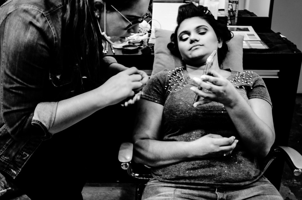 foto preto e branco noiva sendo maqueada 4ksf fotógrafo de casamento